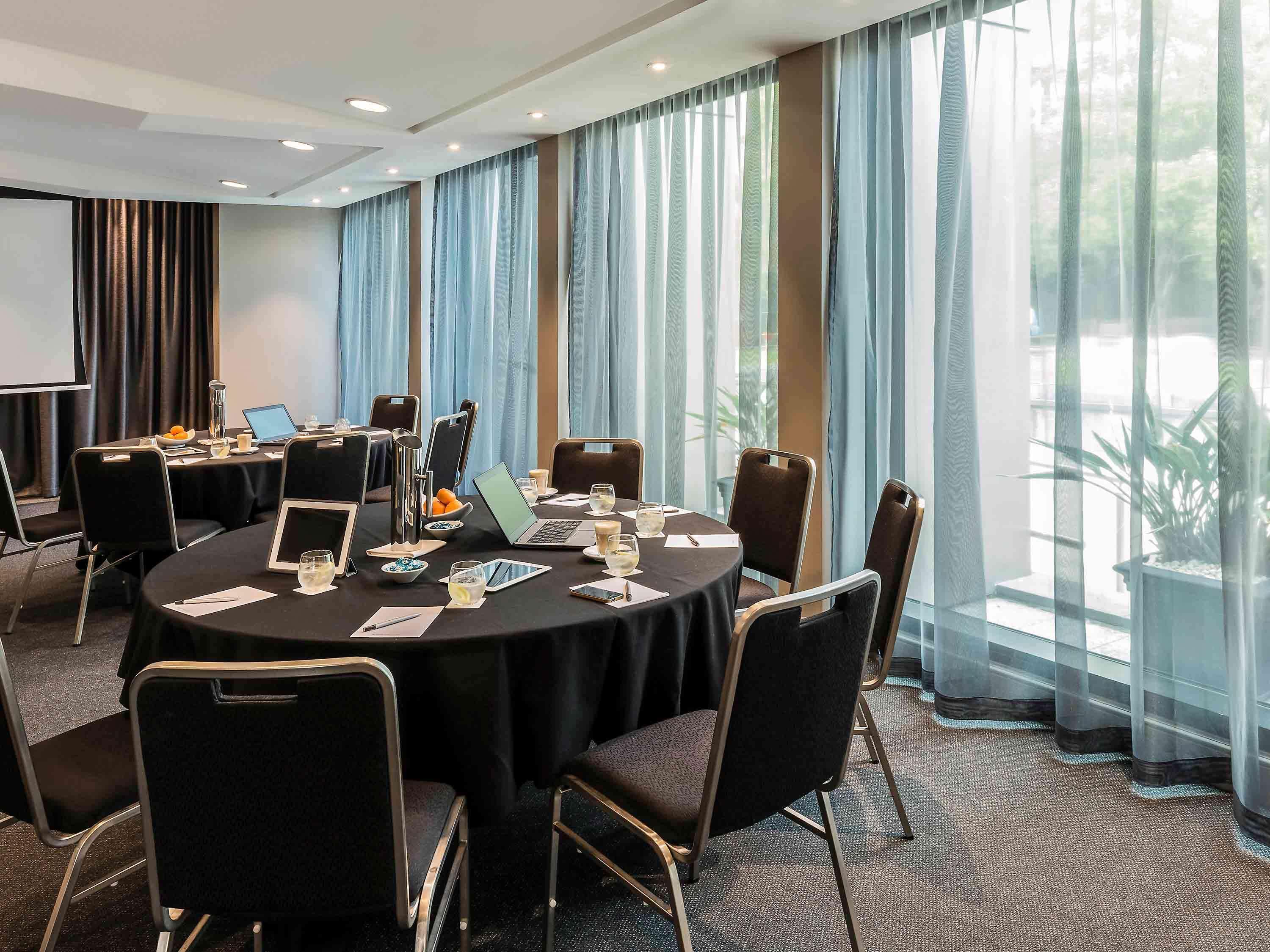 墨尔本西奎伊套房酒店 外观 照片 Meeting room at the University of Adelaide Business School